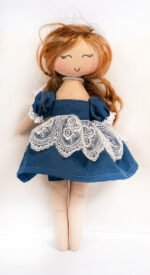 عروسة قماش مصنوعة يدوياً